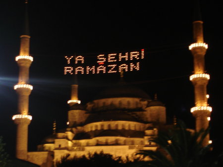 Traditionelle Ramadan-Beleuchtung der Sultan-Ahmed-Moschee in Istanbul