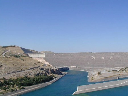 Atat�rk-Staudamm am Euphrat -
bald auch ein Stausee am Tigris?